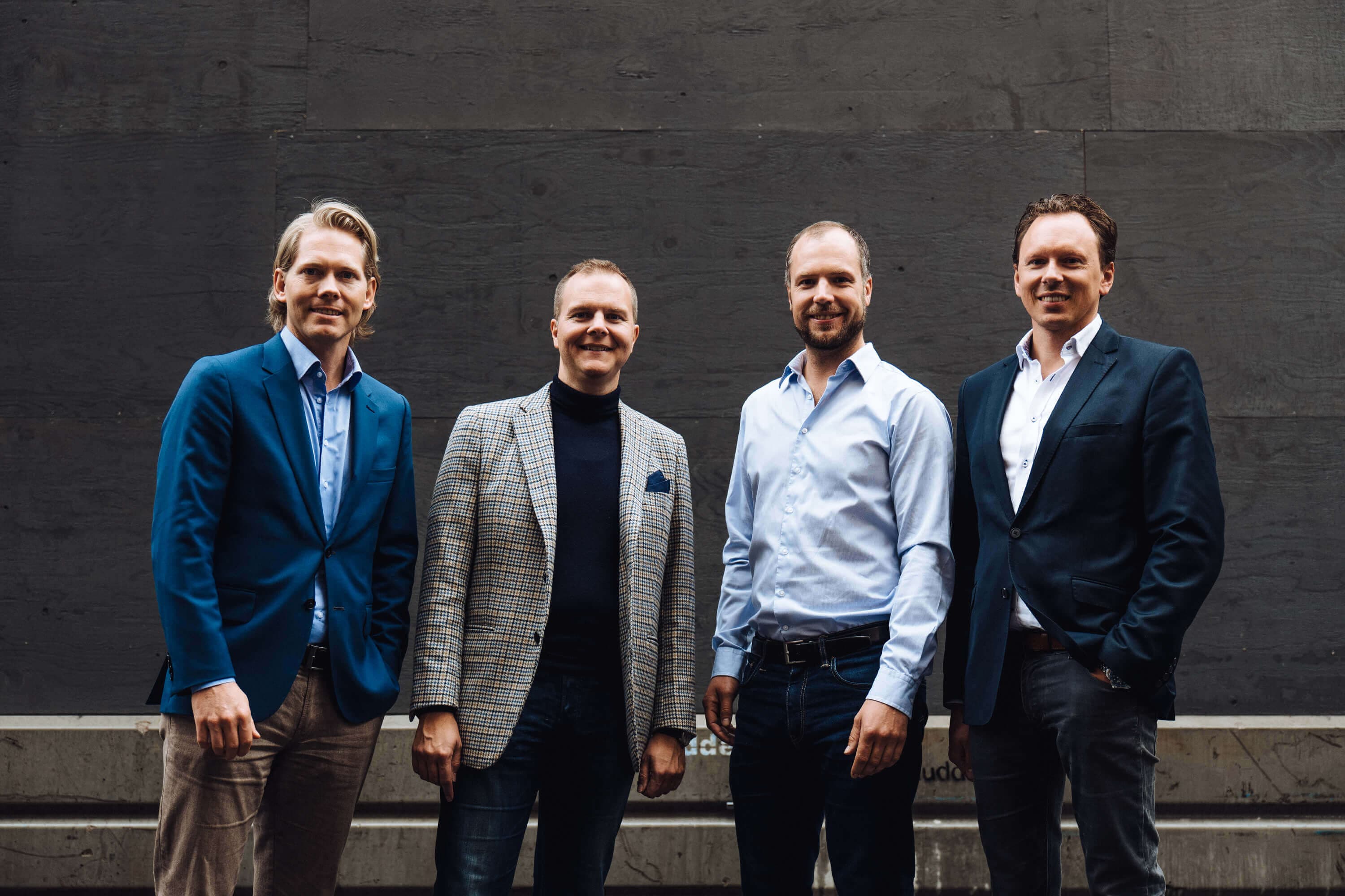 Michael Hansen, Mattias Axlind, Niklas Möller och Henrik Dyberg står framför en vägg 