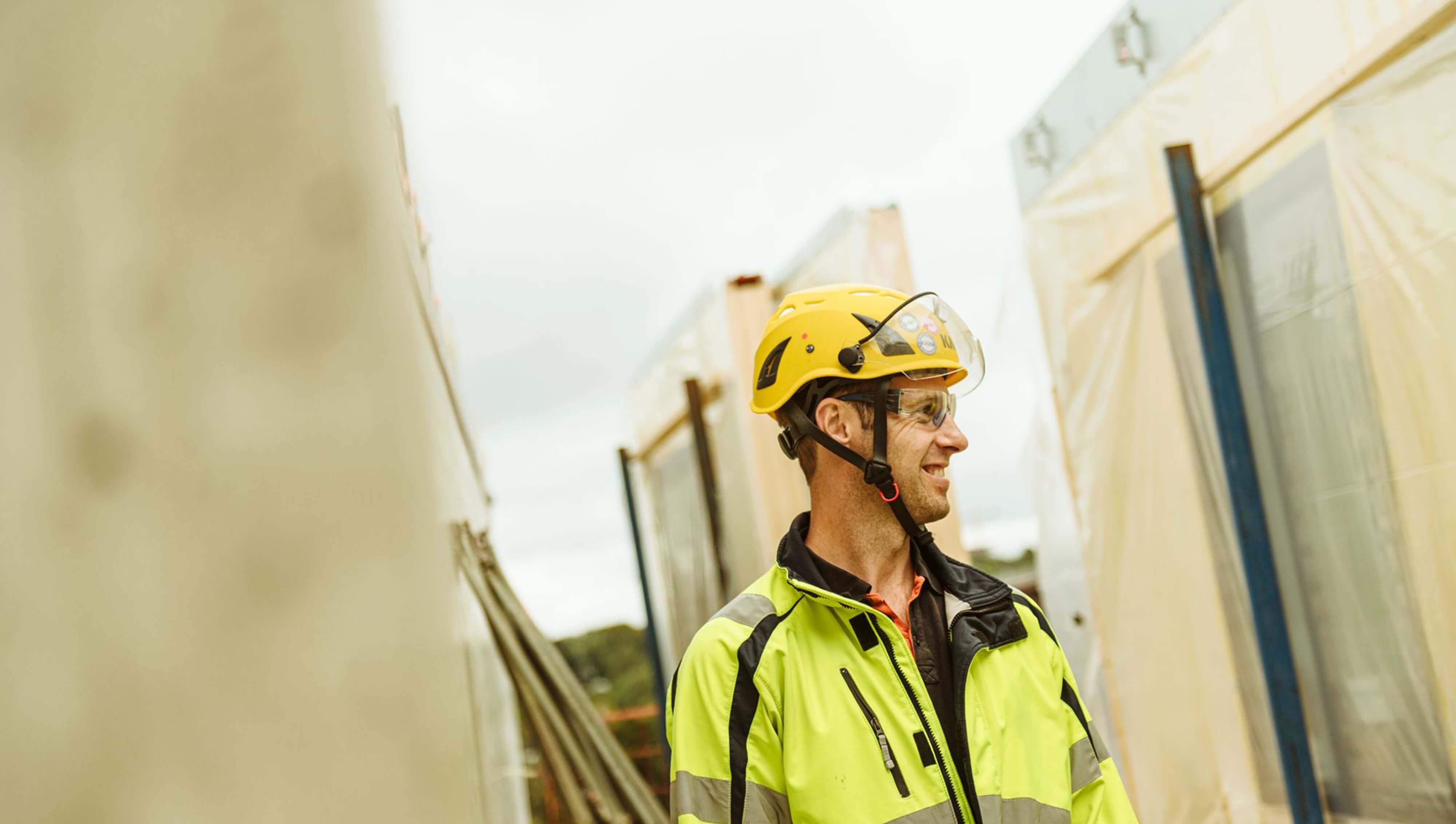 Byggarbetare tittar på arbete